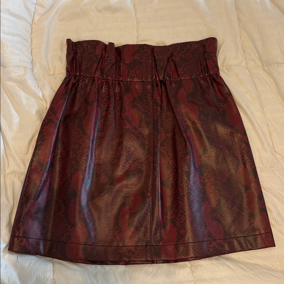 ZARA FAUX LEATHER ANIMAL PRINT MINI SKIRT
Burgundy - Picture 8 of 8